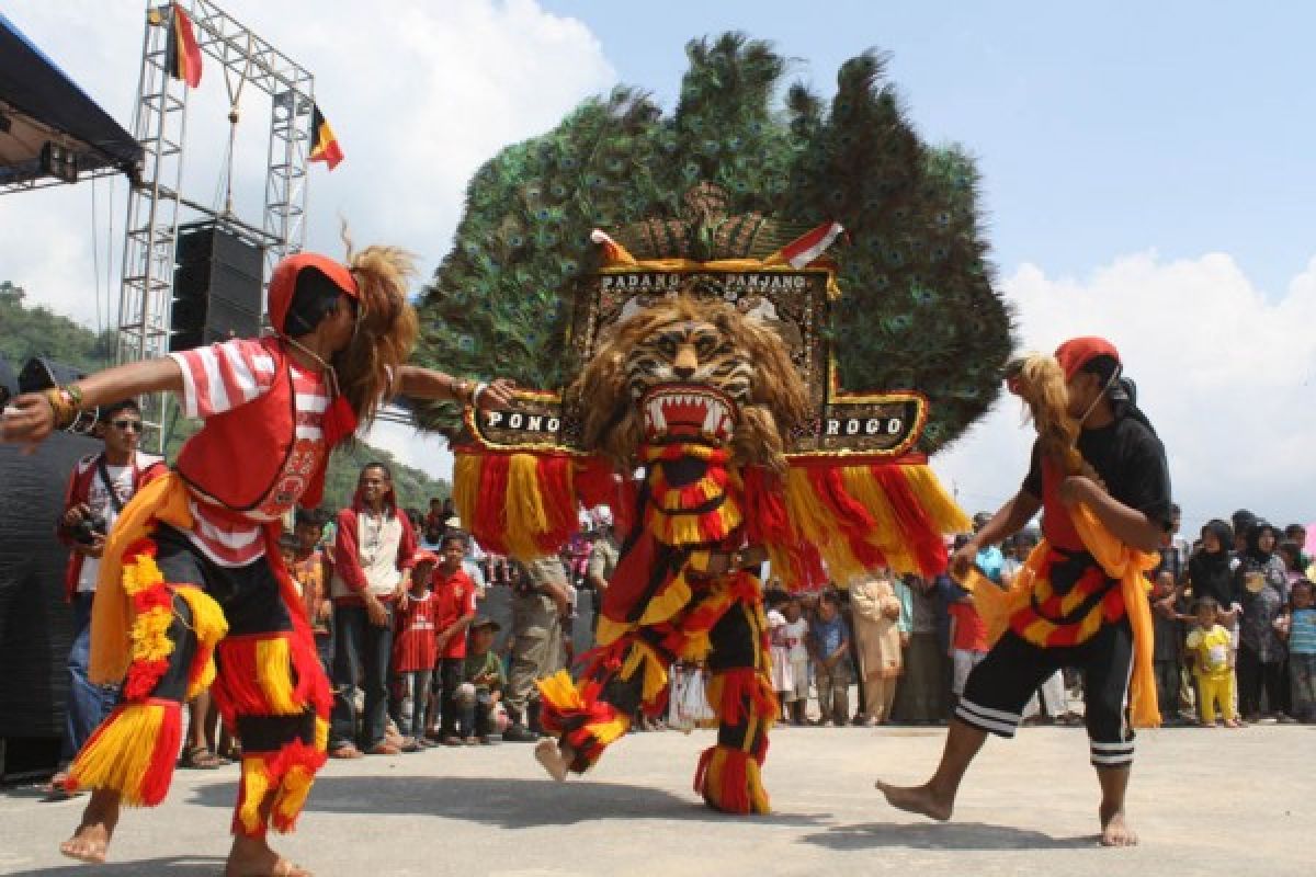 Penampilan Kesenian dari Tiga Etnik Semarakan TdS di Dharmasraya