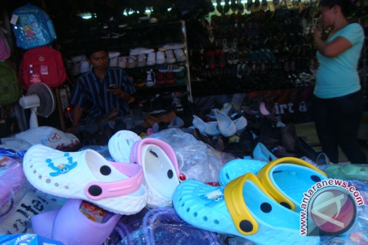 Sandal "Baim" banyak diminati