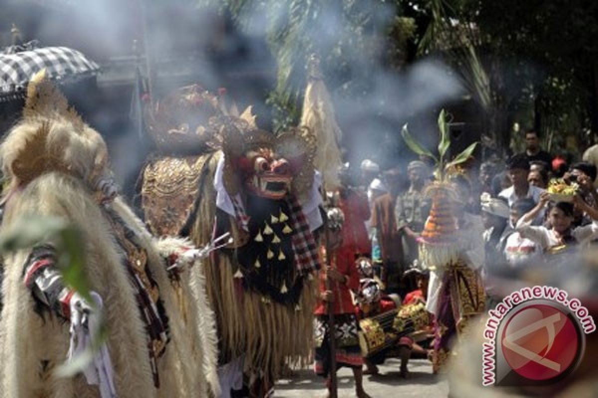 Sukarelawan Jokowi galang dukungan dengan "Ngelawang"