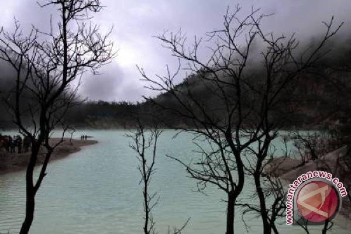 Lomba foto prapernikahan meriahkan festival Kawah Putih