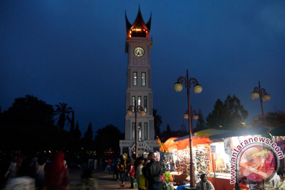 Pengunjung keluhkan pedagang dadakan di Jam Gadang