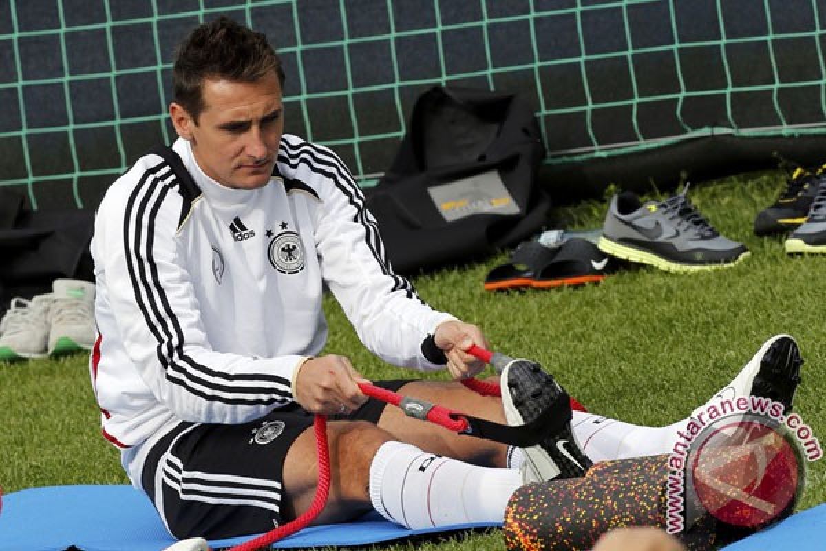 Klose absen lawan Italia