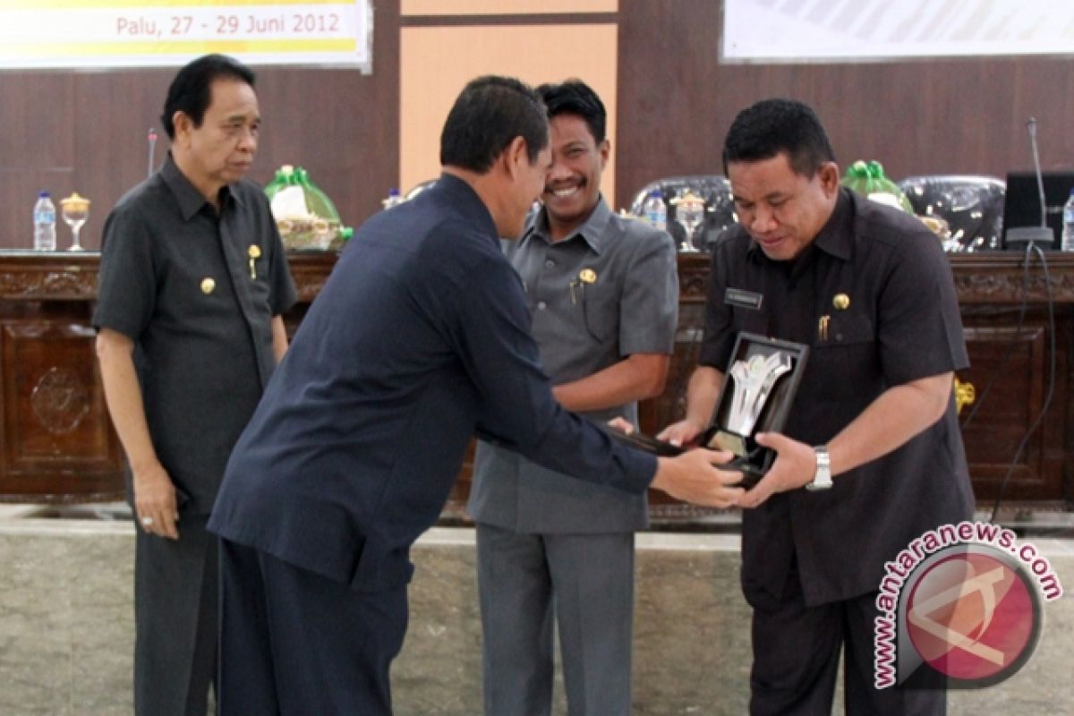 Tiga Bupati Dapat Penghargaan BPK