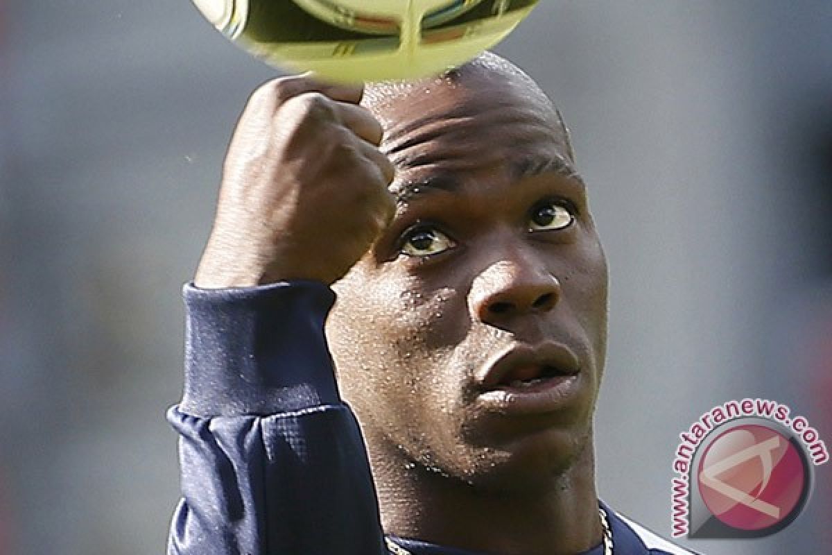 Balotelli gembira "kabur" dari media