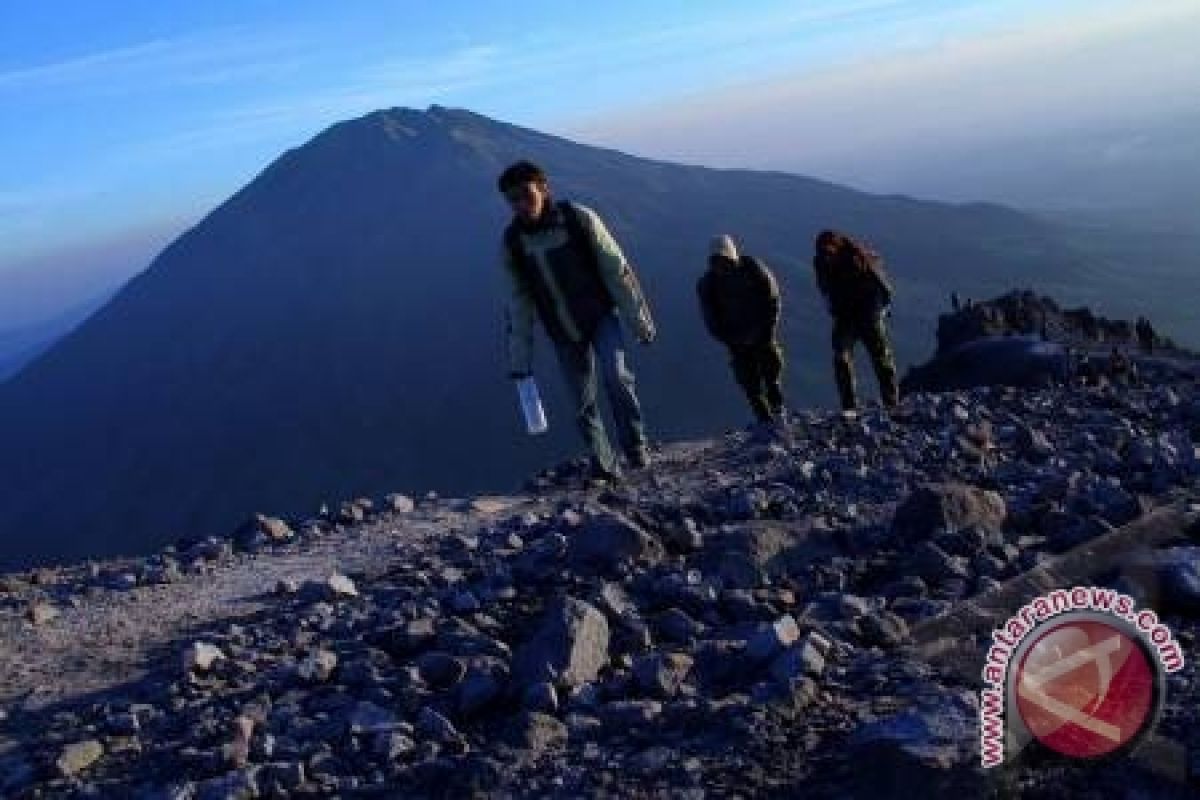 Ribuan pendaki tahun baru di gunung Slamet