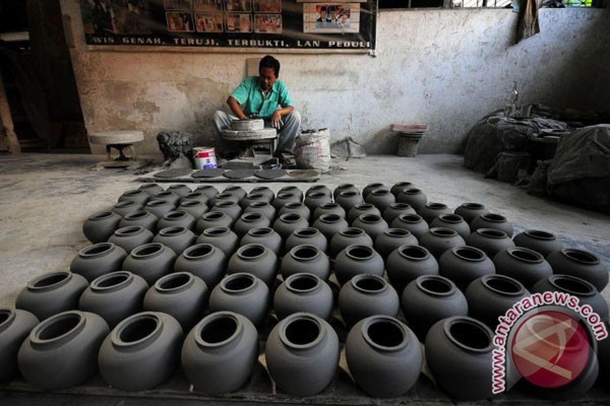 Perajin keramik Purbalingga keluhkan masuknya produk Vietnam 