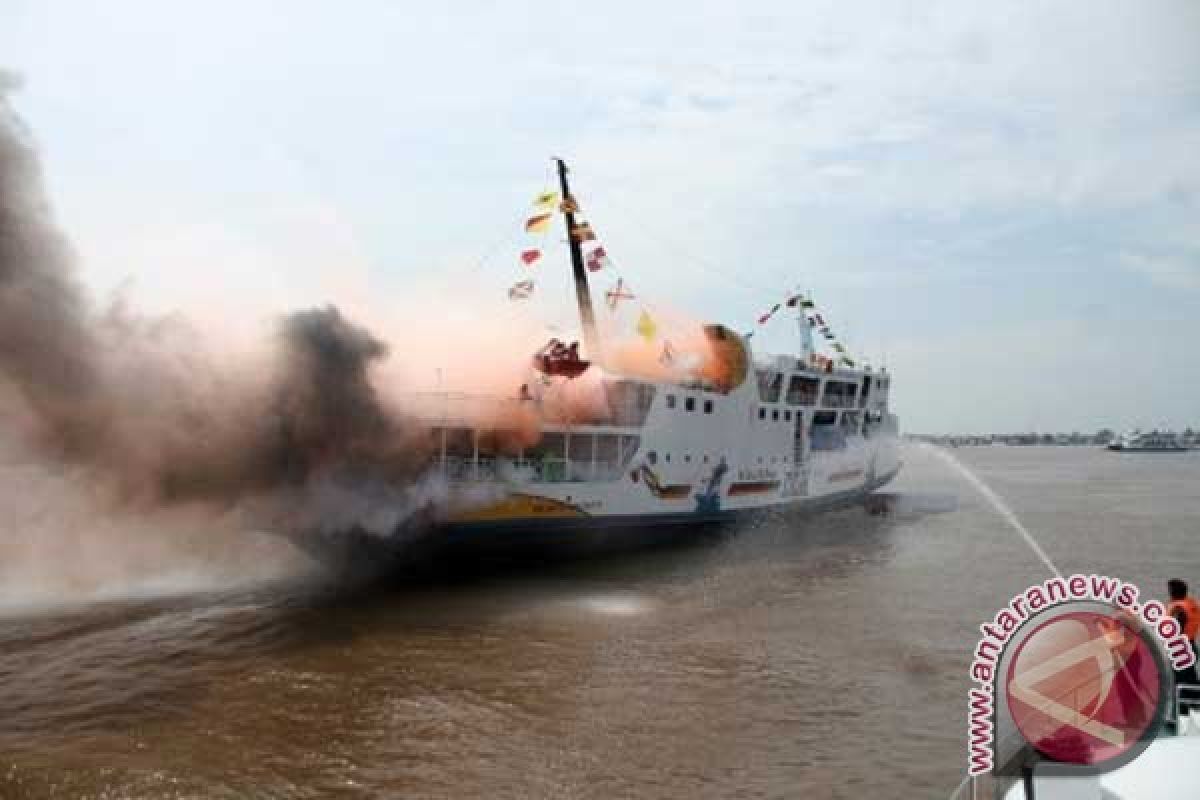 Beberapa kapal bantu evakuasi penumpang KM Satya Kencana yang terbakar