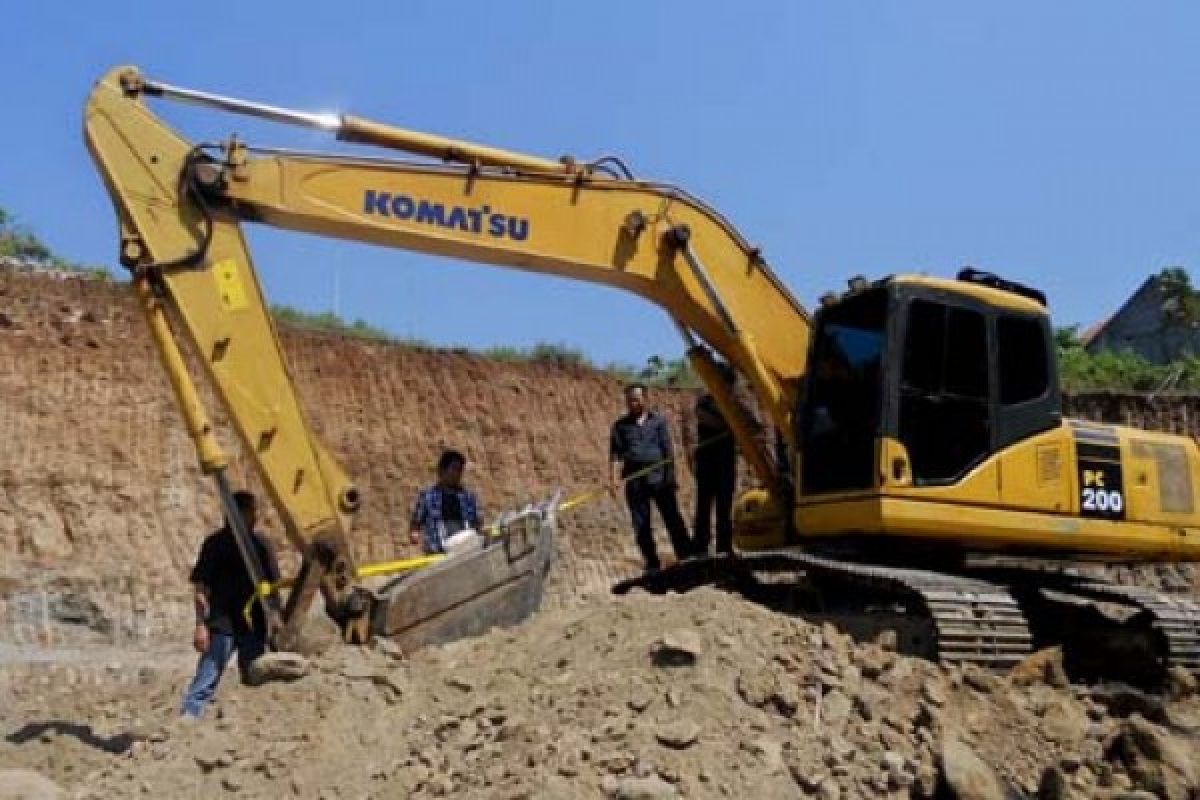 Ratusan Warga Batang Menutup Lokasi Penambangan Ilegal - (d)