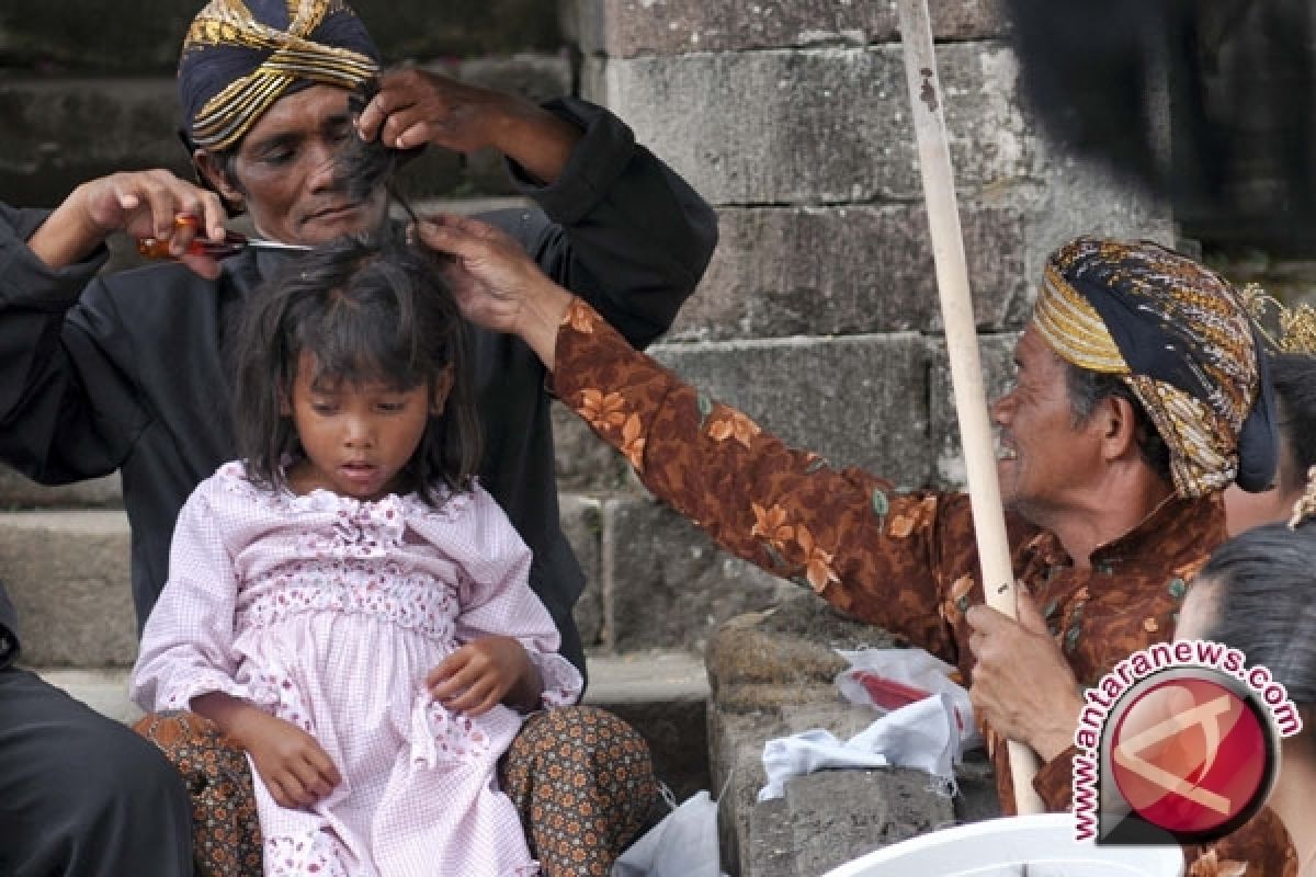 Anak Berambut Gimbal Ikut "Ruwatan"