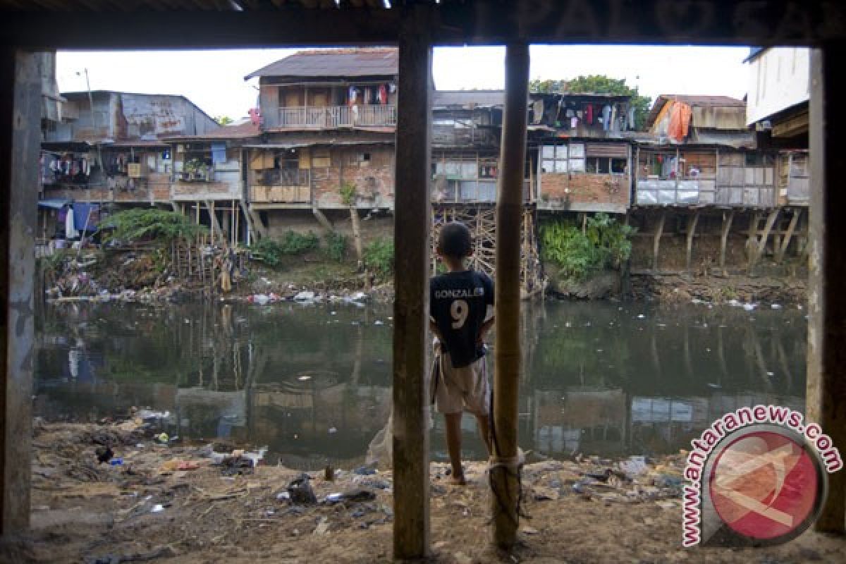 Warga bantaran Ciliwung di Bogor mengungsi