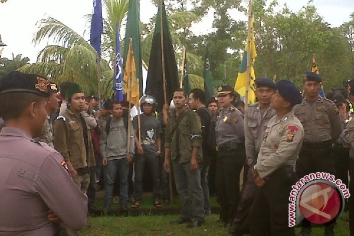 Puluhan Mahasiswa Kalbar Unjuk Rasa Kedatangan Wapres