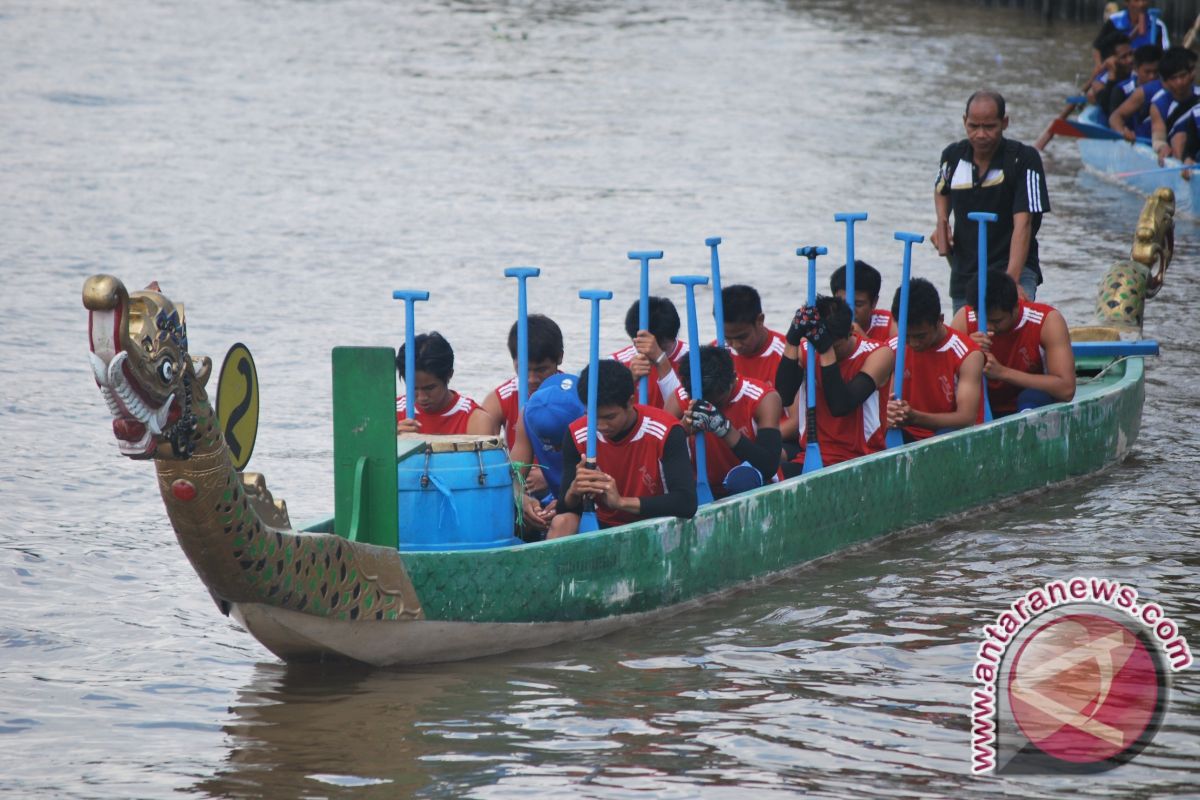 Kutai Barat Juara I Lomba Dayung Perahu Naga