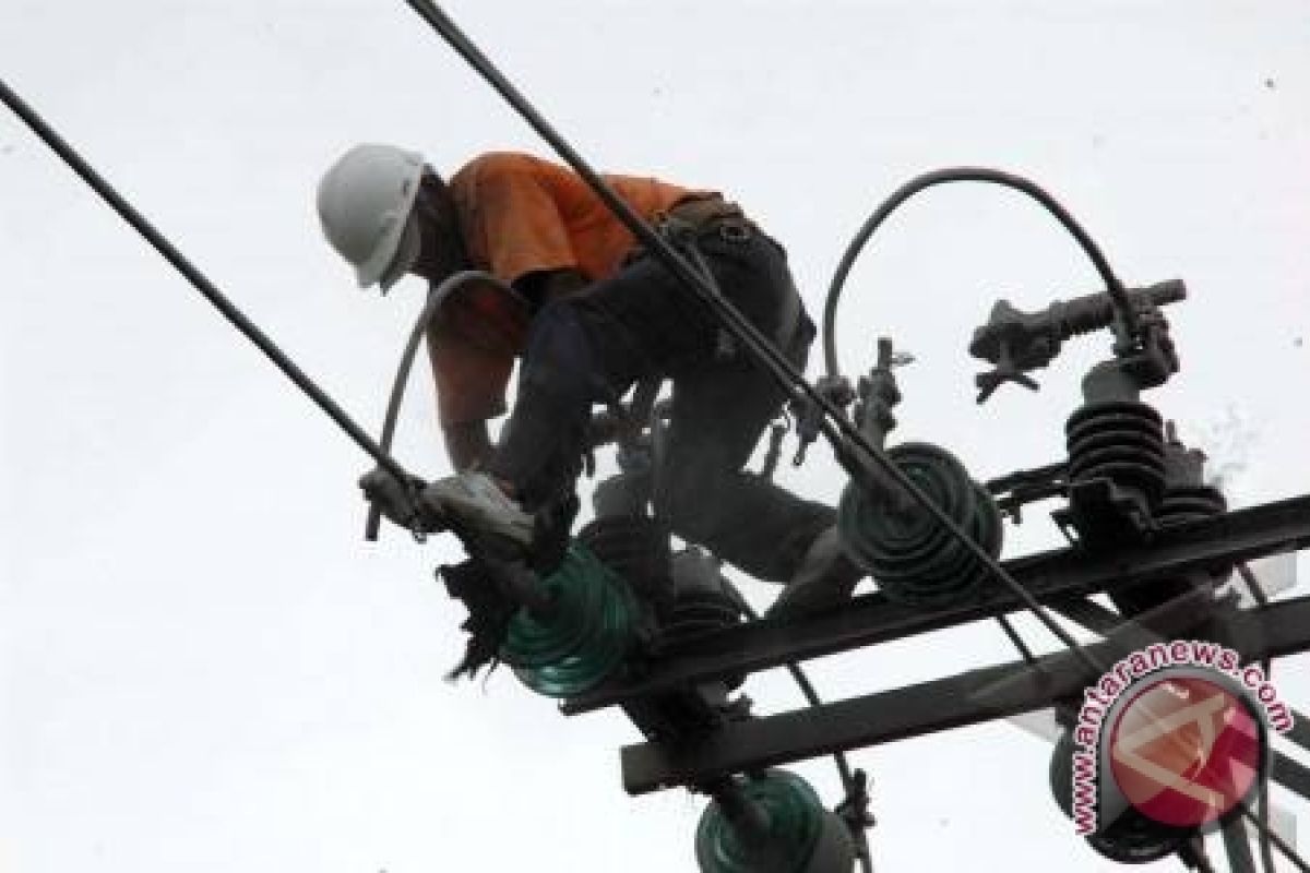 Jaringan listrik Musirawas terganggu selama musim hujan