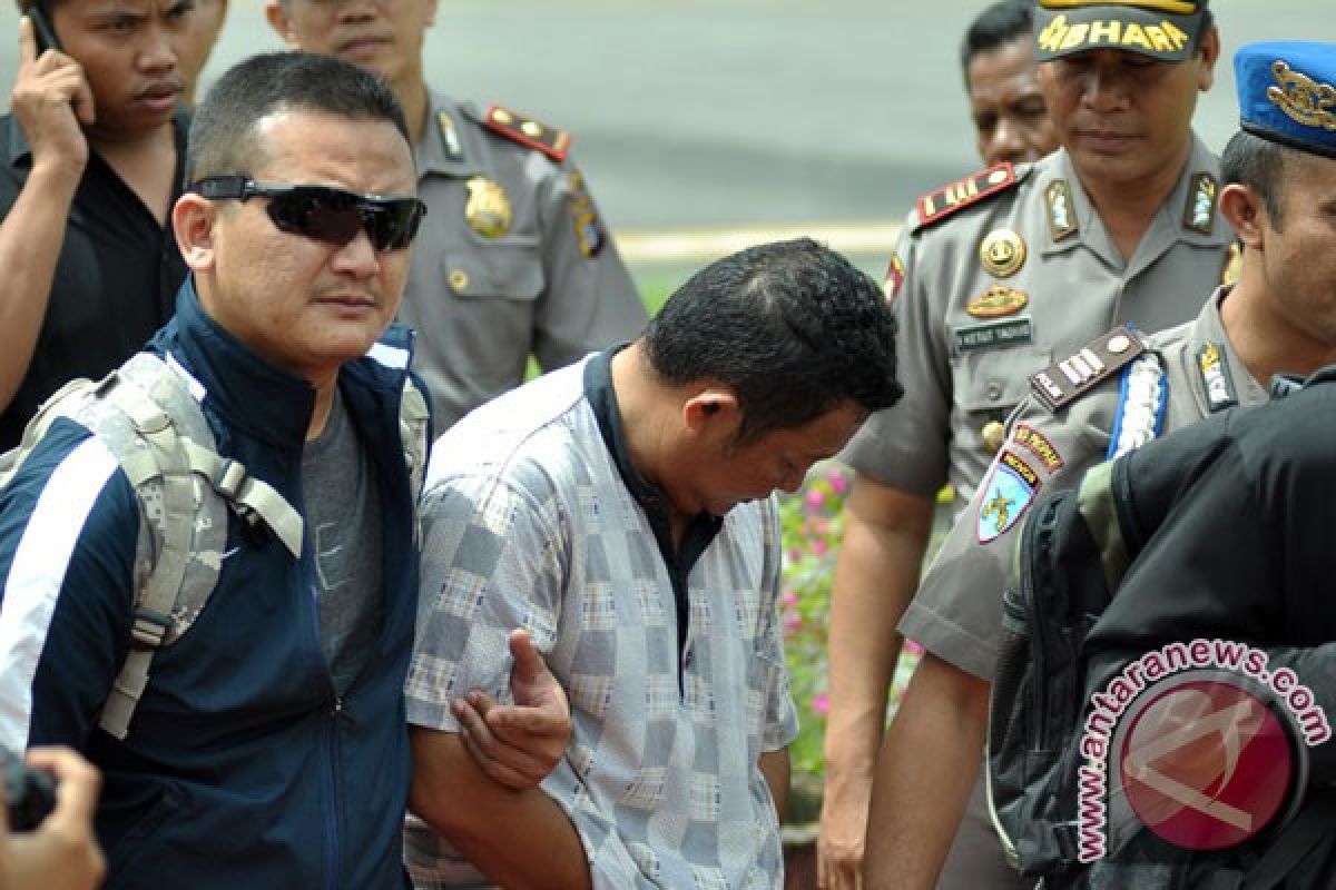 Police guard at Mutiara Airport as Amran brought to Palu