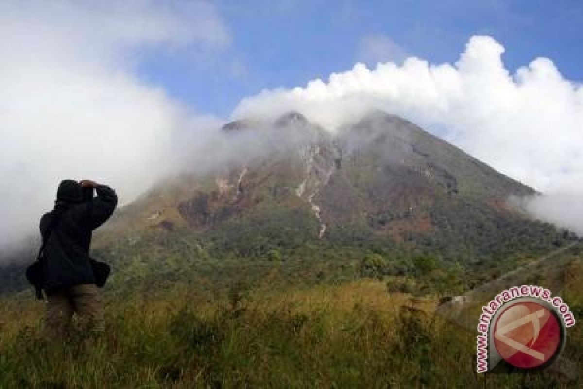 Gunung Lokon Sulut meletus 