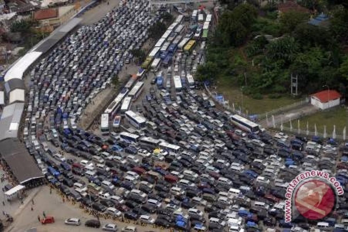 Arus kendaraan di jalintim Tulangbawang macet