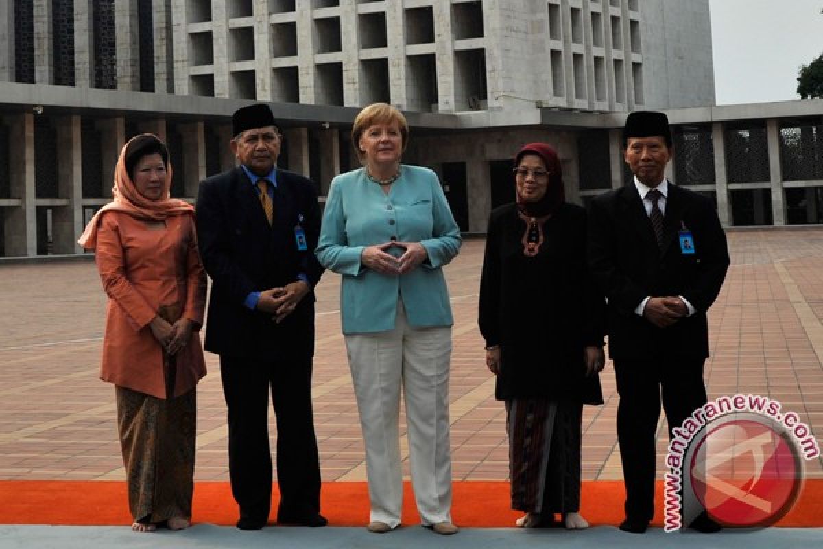 German Chancellor visits Istiqlal Mosque