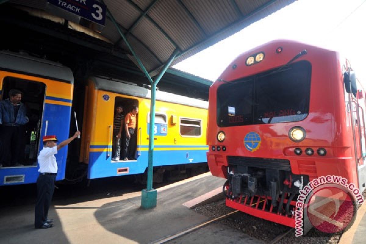 Penumpang kereta api pada H+2 Natal di Surabaya turun