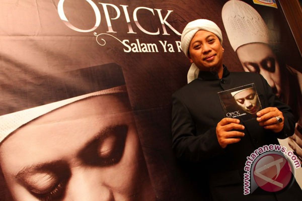 Opick holds charity concert for Palestine in Aceh