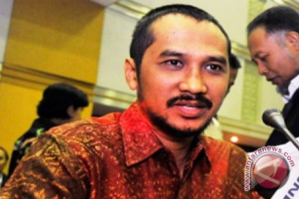 Abraham Samad menggunakan masker bertemu petinggi PDI-P