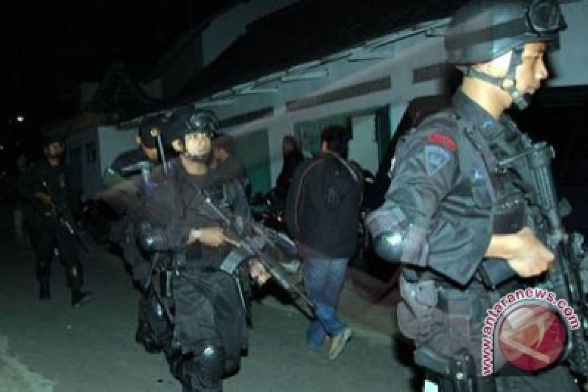 Densus tangkap dua terduaga teroris di Poso