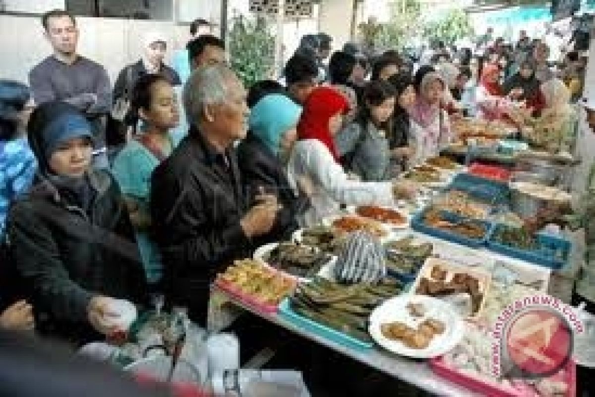 Pedagang makanan tradisional Palembang tetap eksis