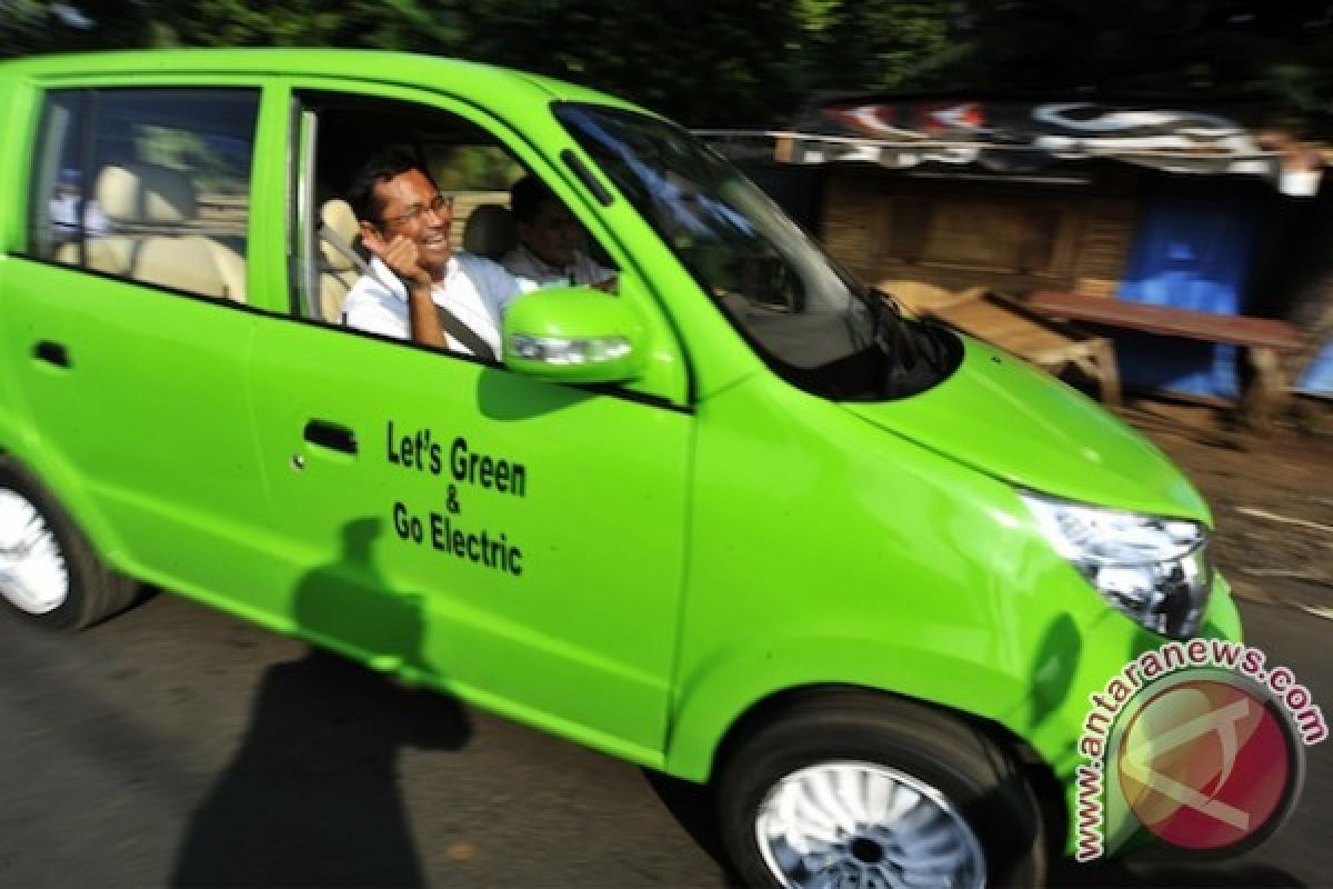 Mobil listrik diujicoba di jalan-jalan Surabaya