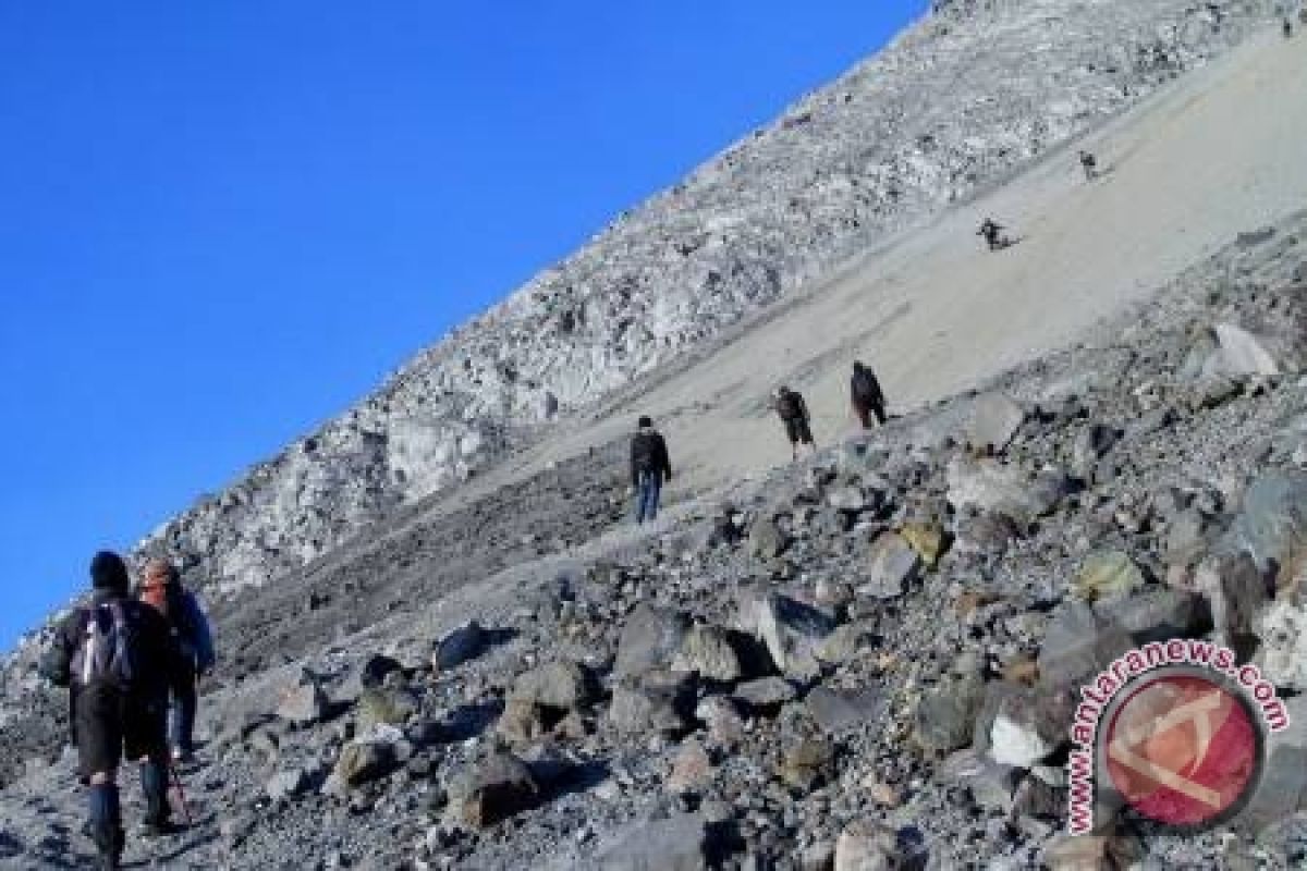 Pendaki Merapi yang terperosok berhasil dievakuasi