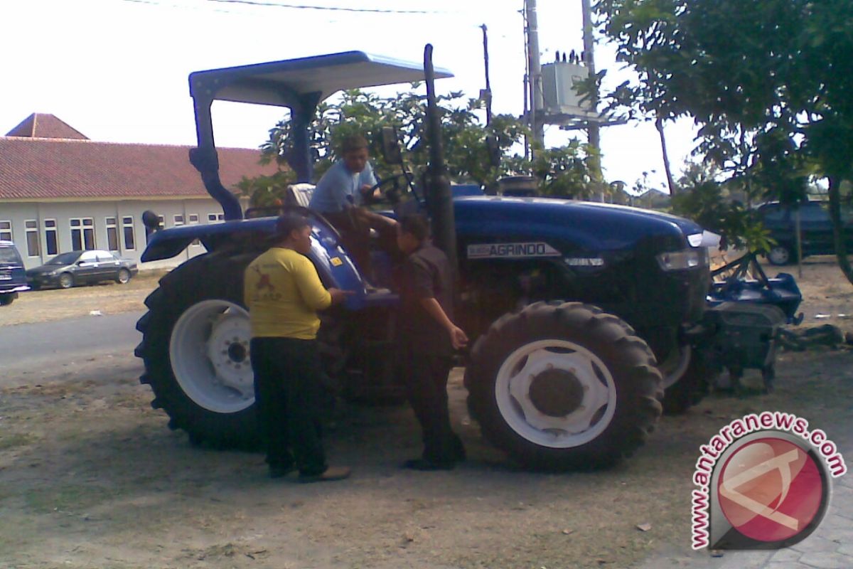 Kemtan berikan traktor pada petani Kulon Progo 