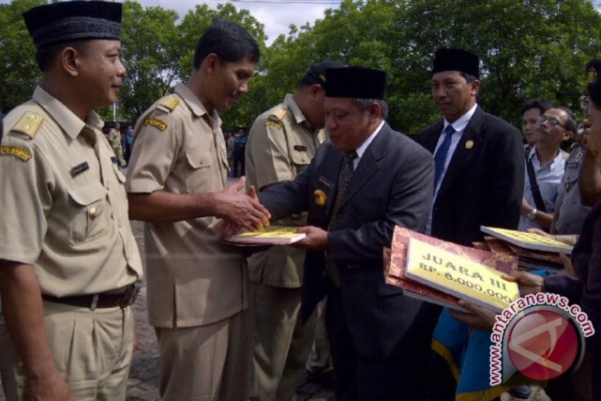 Kubu Raya Beri Penghargaan Kepada Warga Berprestasi