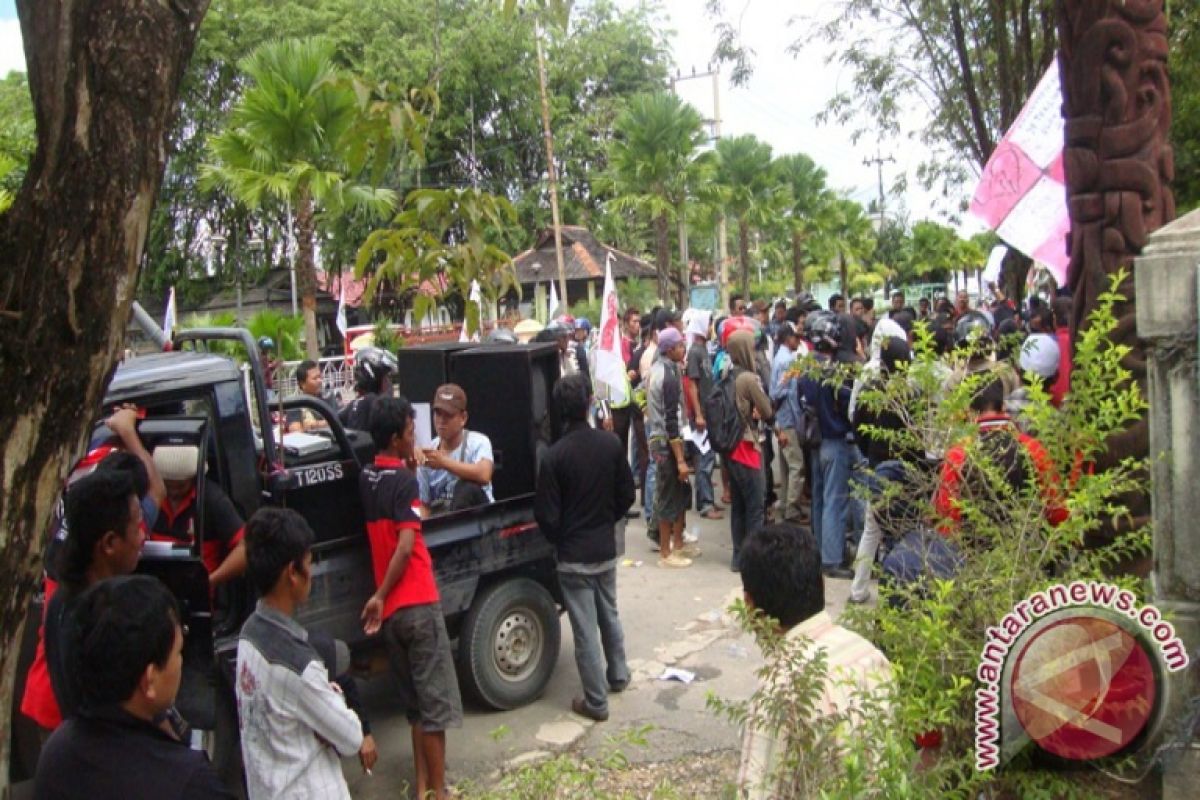 Massa AMB Demo Rekrutmen Pembangunan Kaltim Lima 