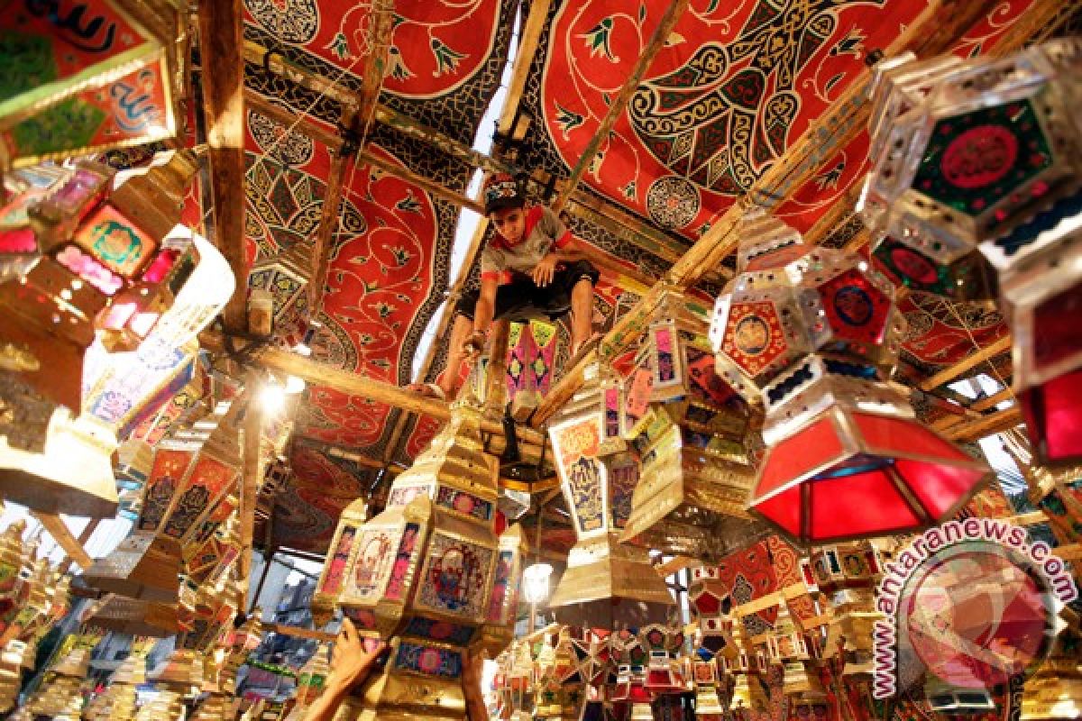 Rayakan Ramadhan, rakyat Mesir penuhi pasar untuk beli lentera