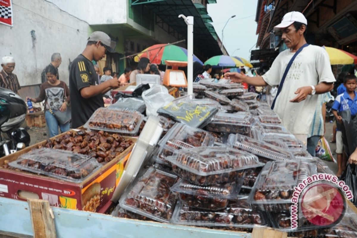 Pedagang buah kurma sepi pembeli