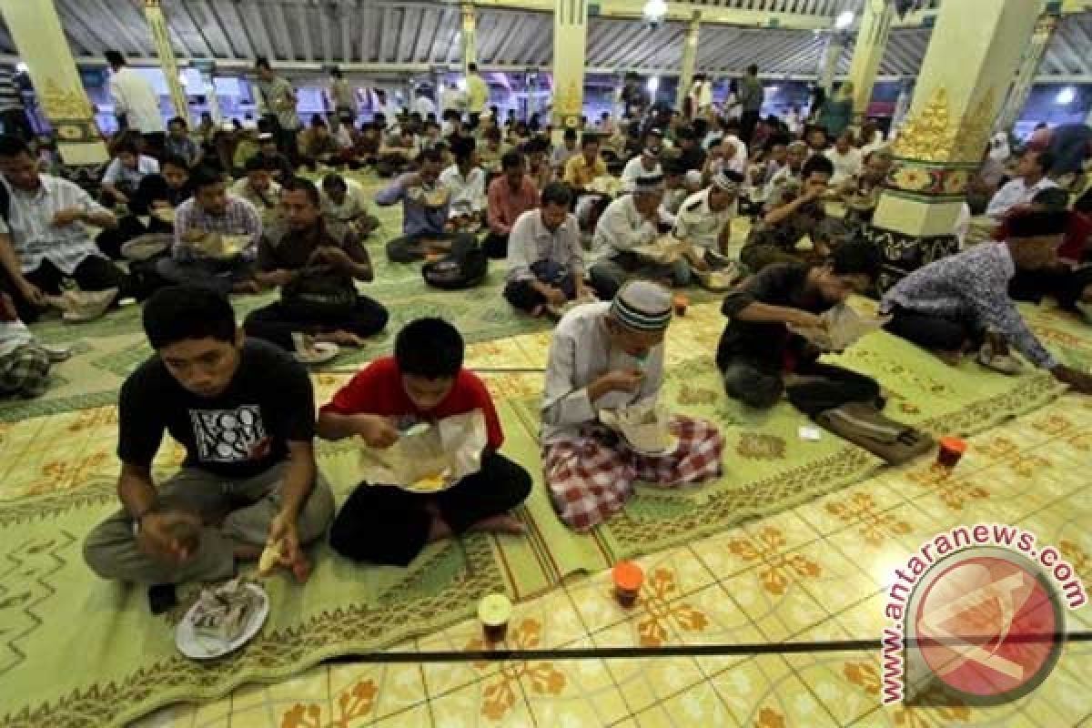 Memori "dung" Masjid Kauman penanda buka puasa