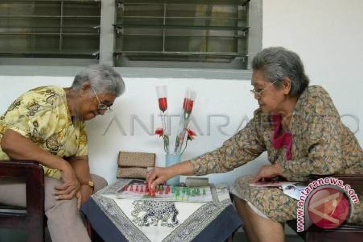 Lampung Tengah beri bantuan beras lansia-janda