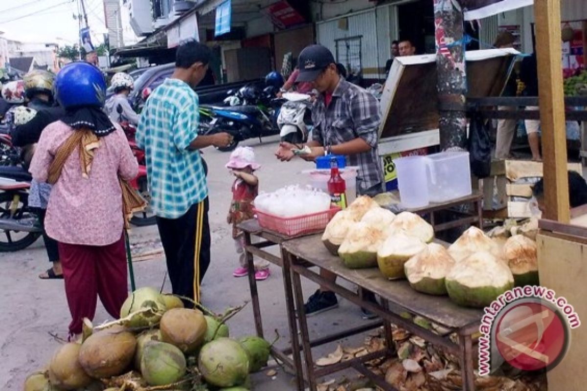 Pedagang buah kelapa muda di Palembang bermunculan