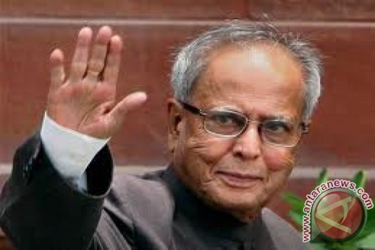 Mantan presiden India Pranab Mukherjee terinfeksi virus corona