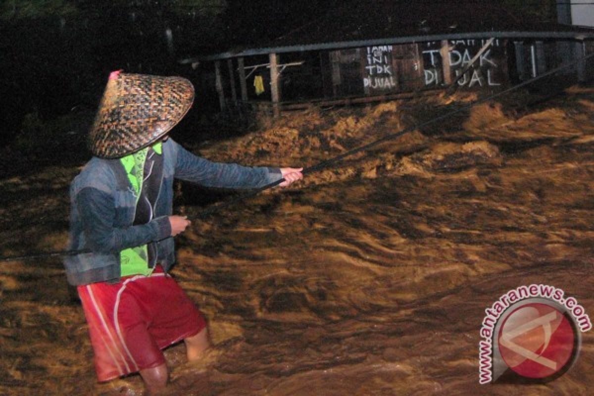 Floods hit Padang 