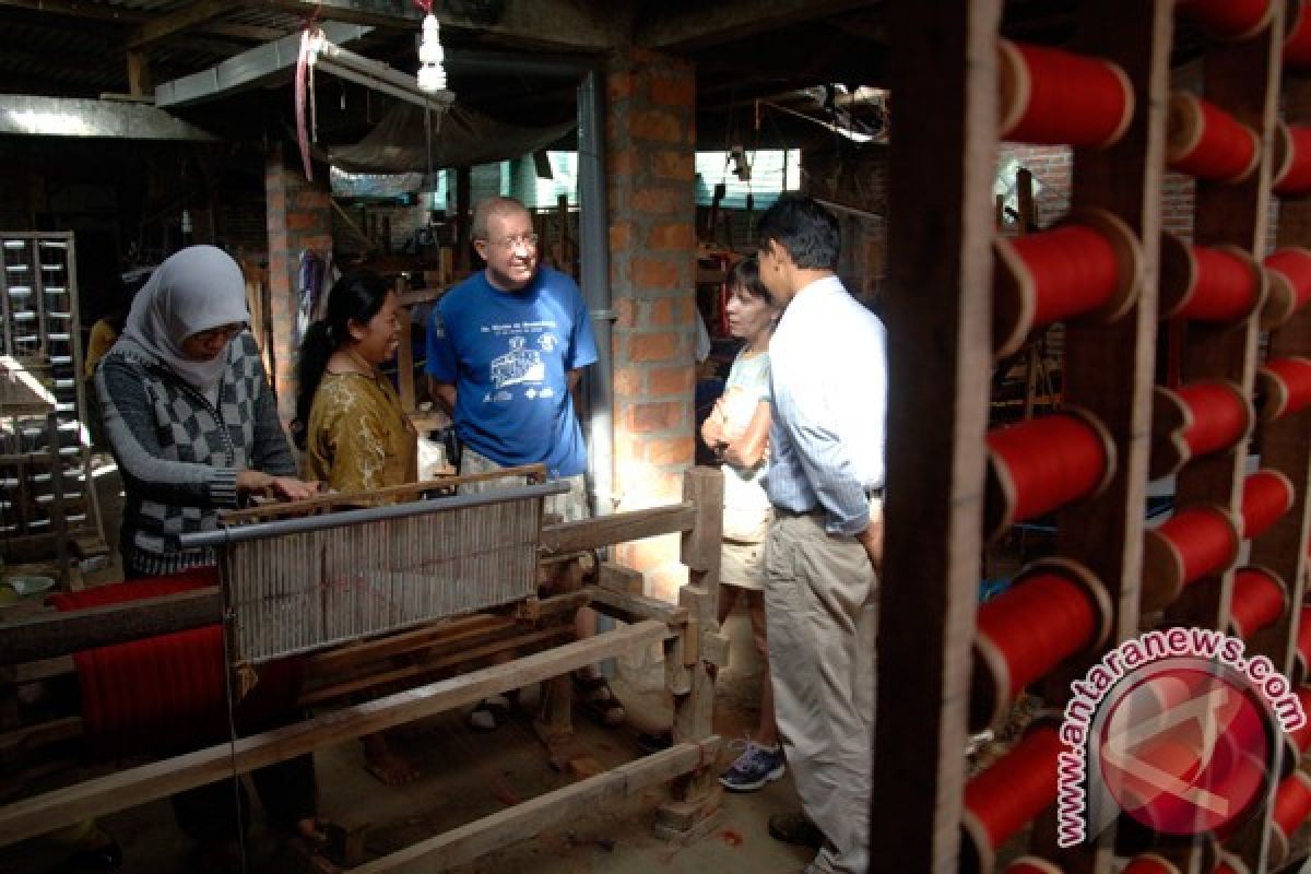 Tenun ikat Kediri layak diangkat di dunia