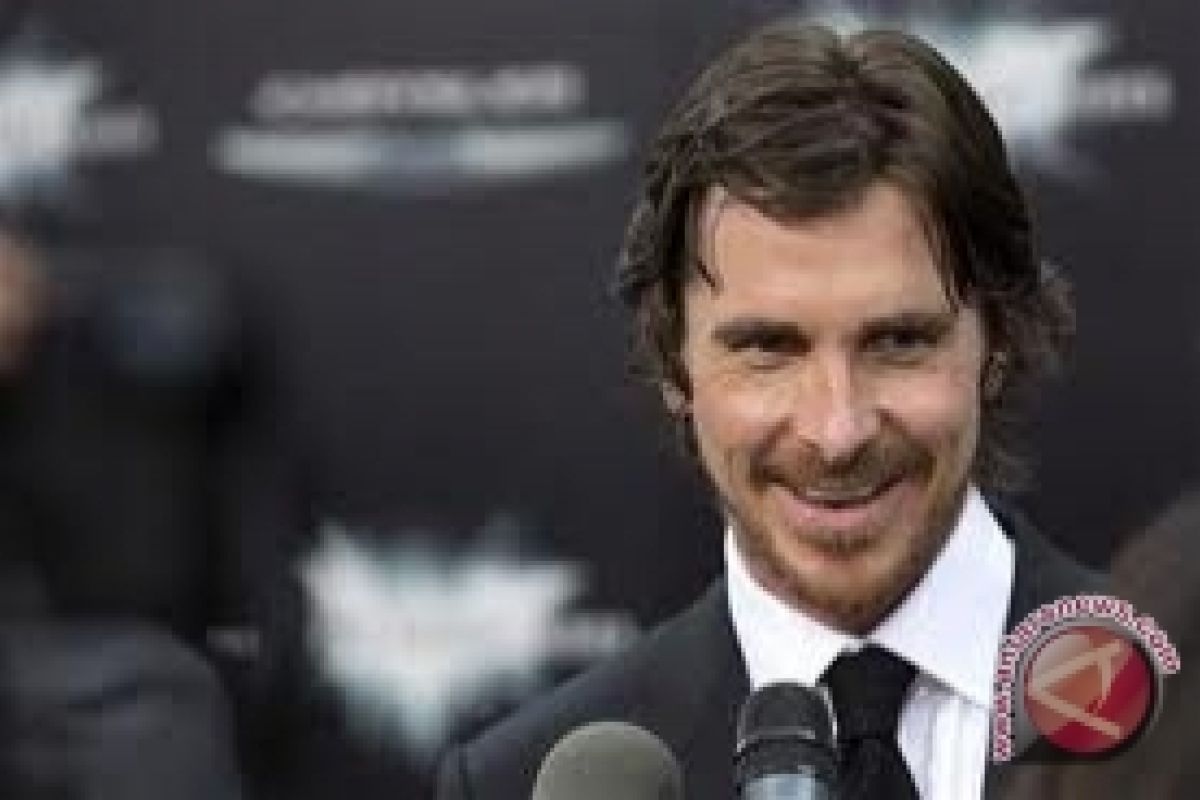 Aktor Batman Christian Bale Kunjungi Korban Penembakan    