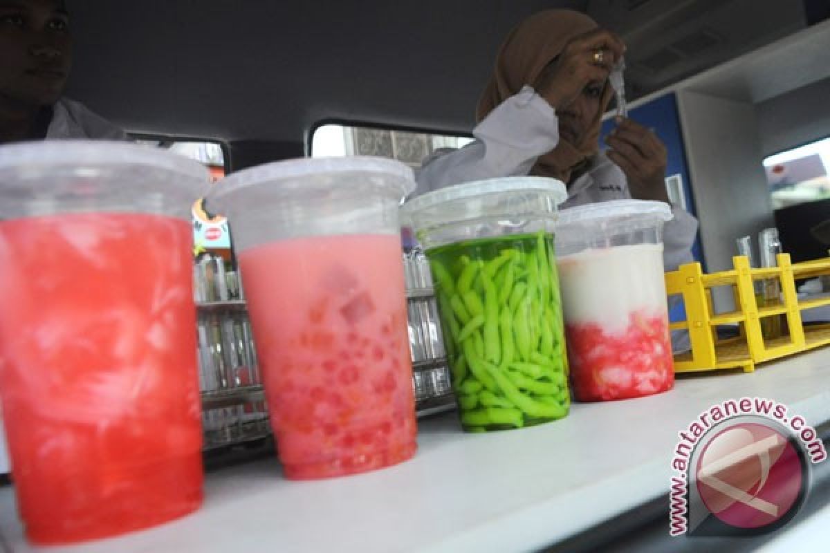 Awas makanan mengandung formalin dan zat pewarna