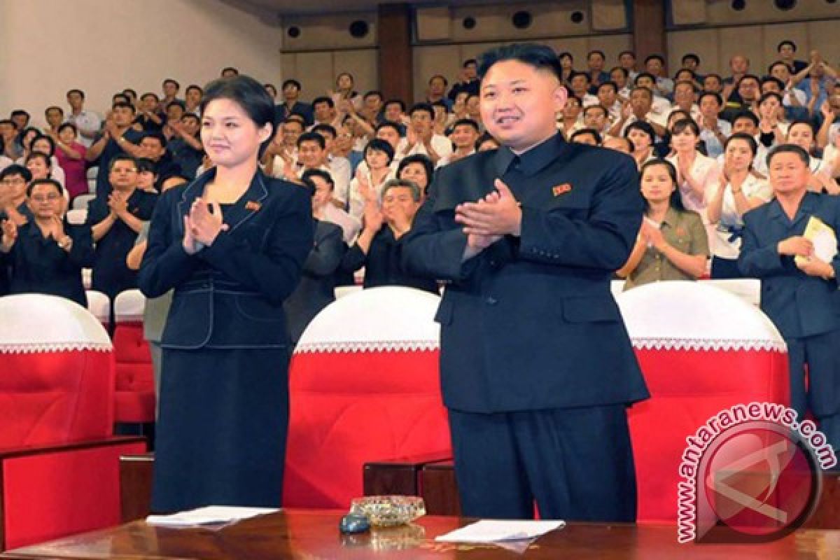 North Korea's first lady displays Dior-style handbag