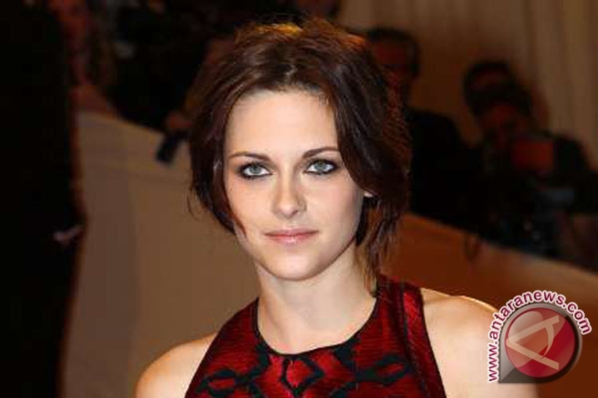 Bintang "Twilight" Kristen Stewart minta maaf karena selingkuh dari Robert Pattinson