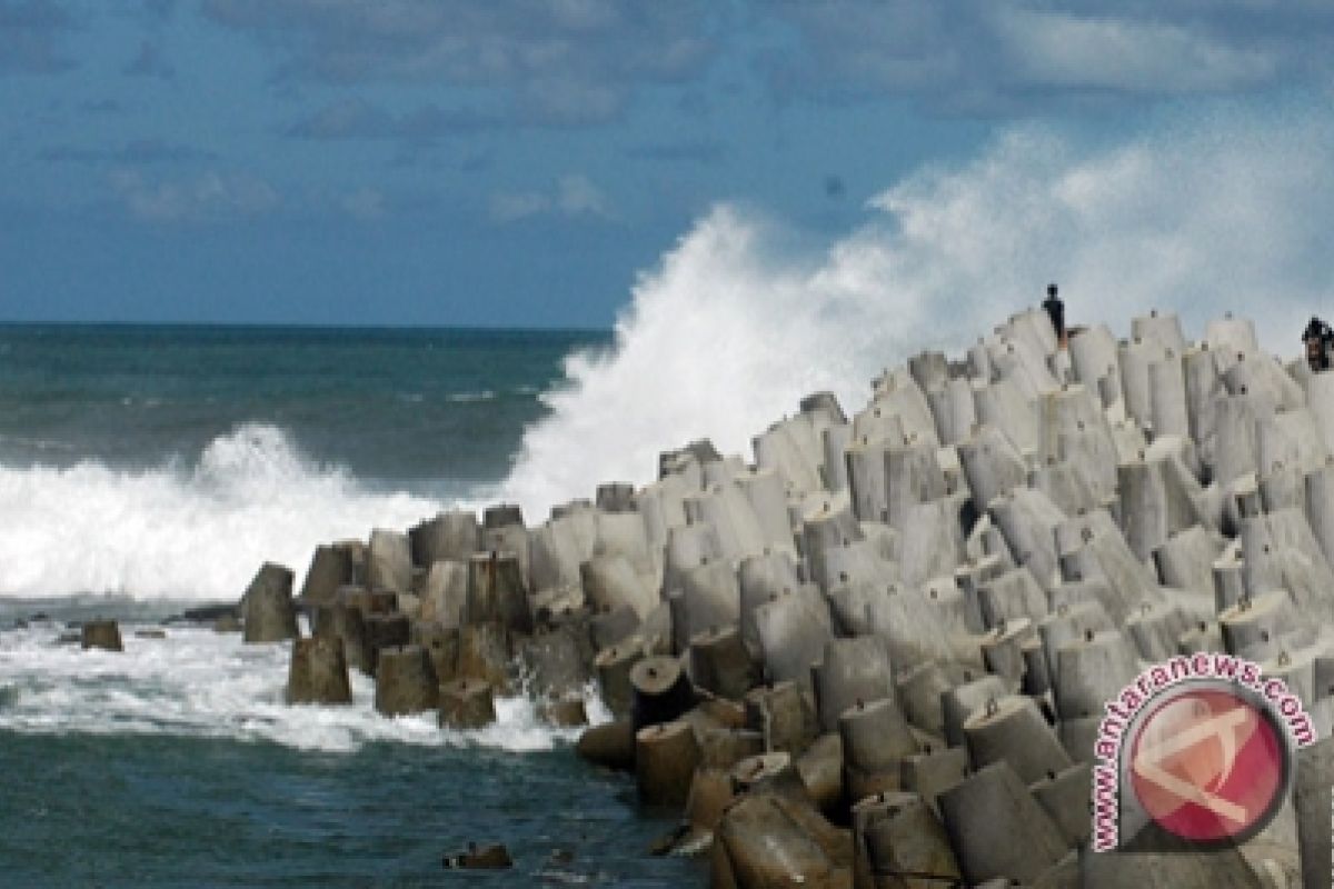 BPBD bersihkan reruntuhan bangunan Pantai Glagah 