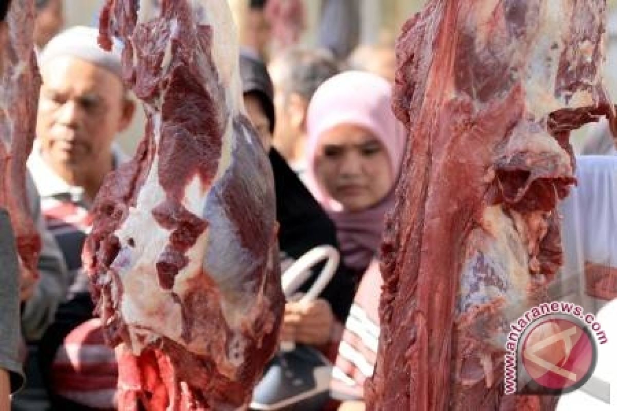 Banjarbaru Citizens Flock to Buy Meat