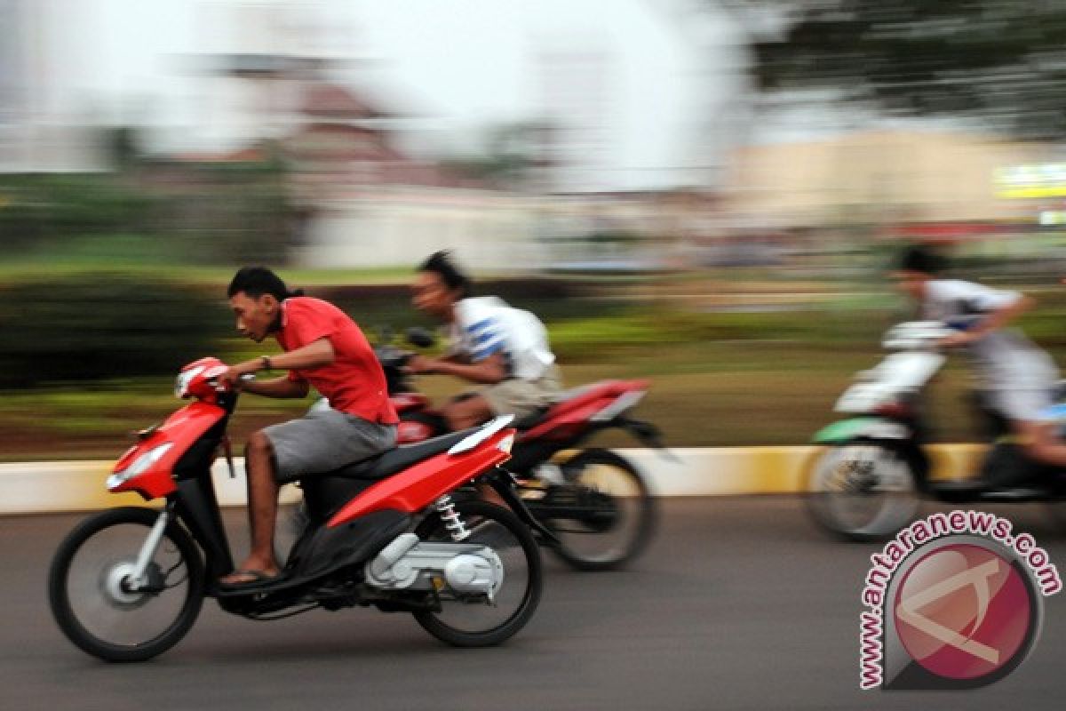 Pebalap liar tewas tabrak pengendara berboncengan tiga orang