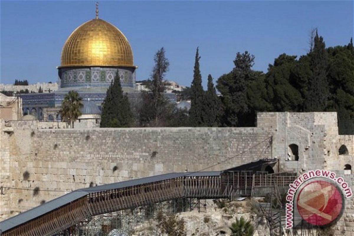 Polisi Israel bentrok dengan warga Palestina di halaman Al Aqsa