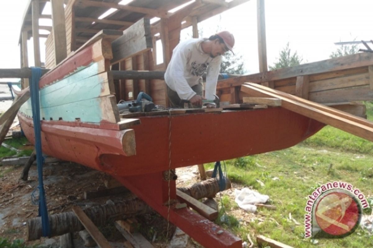 Pembuat kapal tradisional sulit dapatkan bahan baku