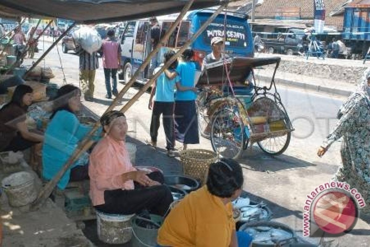 Pasar tumpah penyebab kemacetan Jalintim