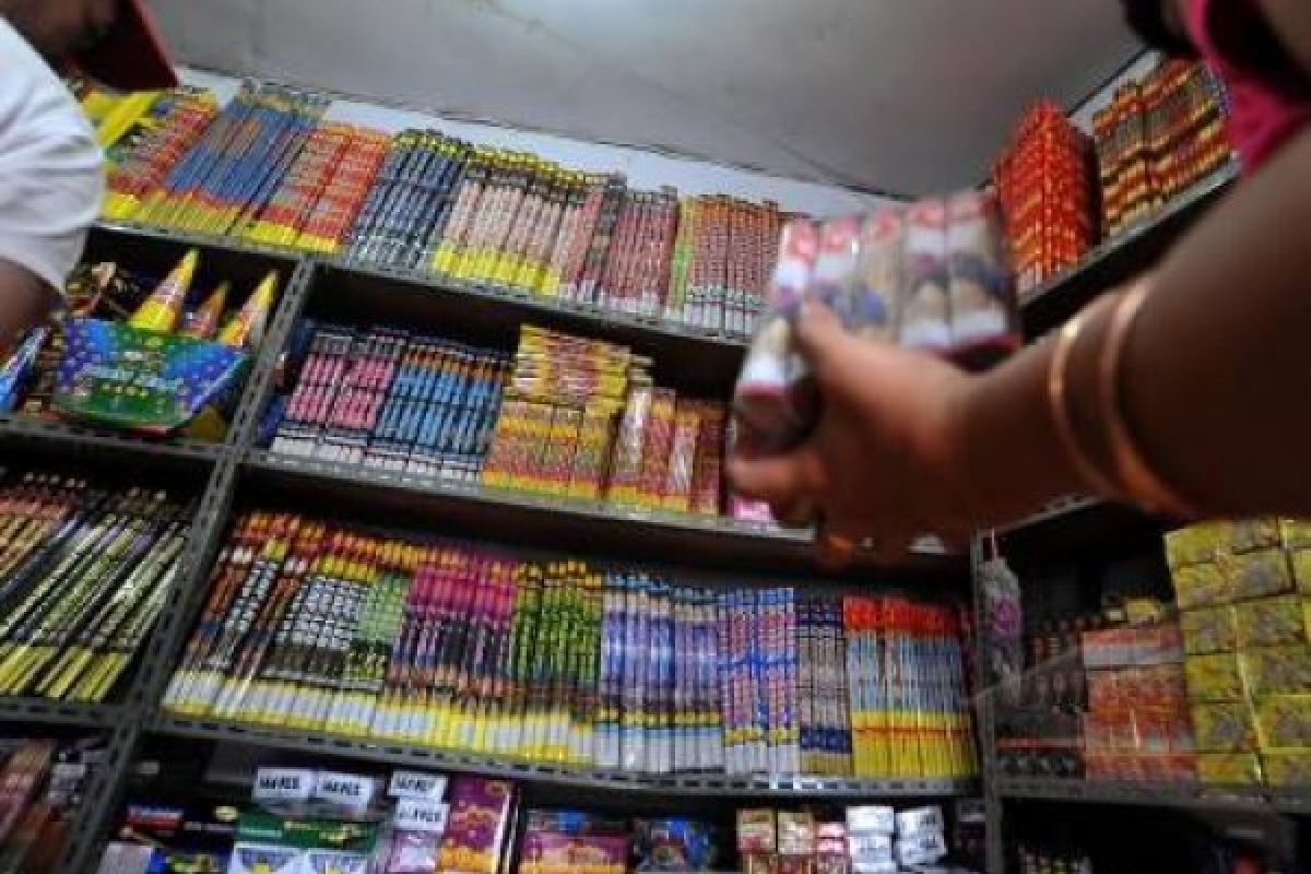 Penjual Kembang Api Panen Selama Ramadhan